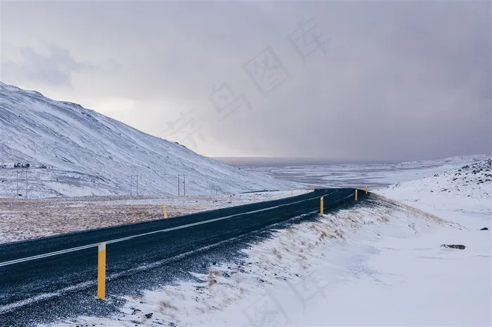 公路和白色的雪山