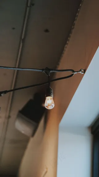 发亮电灯泡图片