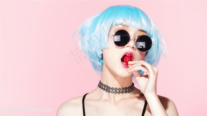 性感时尚美女吃樱桃