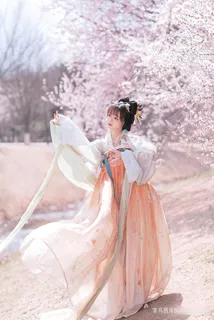 粉红户外摄影写真古装美女图片