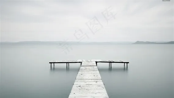 大海码头木头搭建的码头