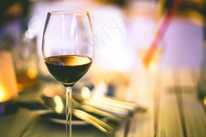 杯中红酒图片
