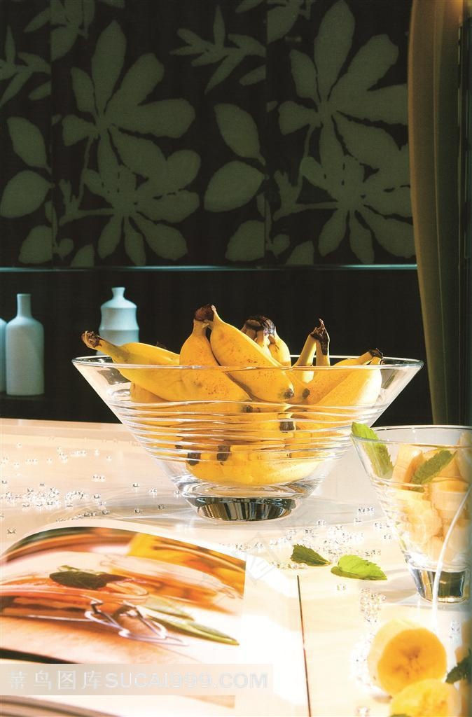 餐桌上的杂志果盘和香蕉