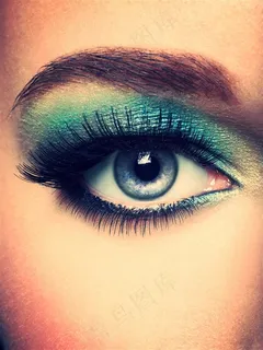 化着彩妆的美女