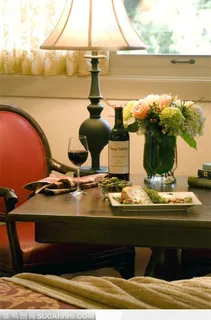 卧室里的点心与美酒