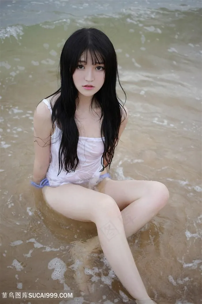 坐在海边的清纯小美女图片