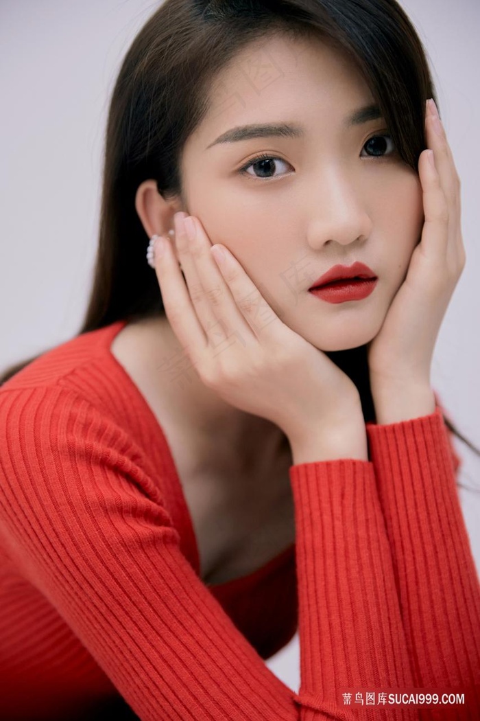 捧着脸的*红唇美女写真图片