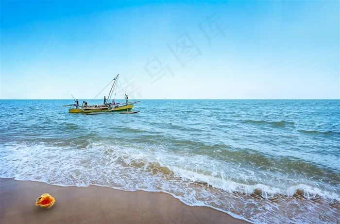 蓝色自然广阔大海上的小船