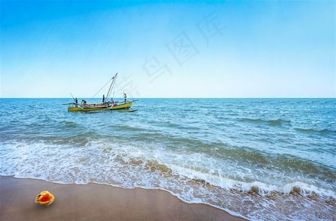 蓝色自然广阔大海上的小船