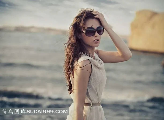 在海边戴着墨镜的美女摄影高清图片