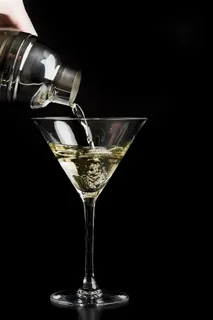 正在倒入杯子里的鸡尾酒 正在倒入杯子里的鸡尾酒