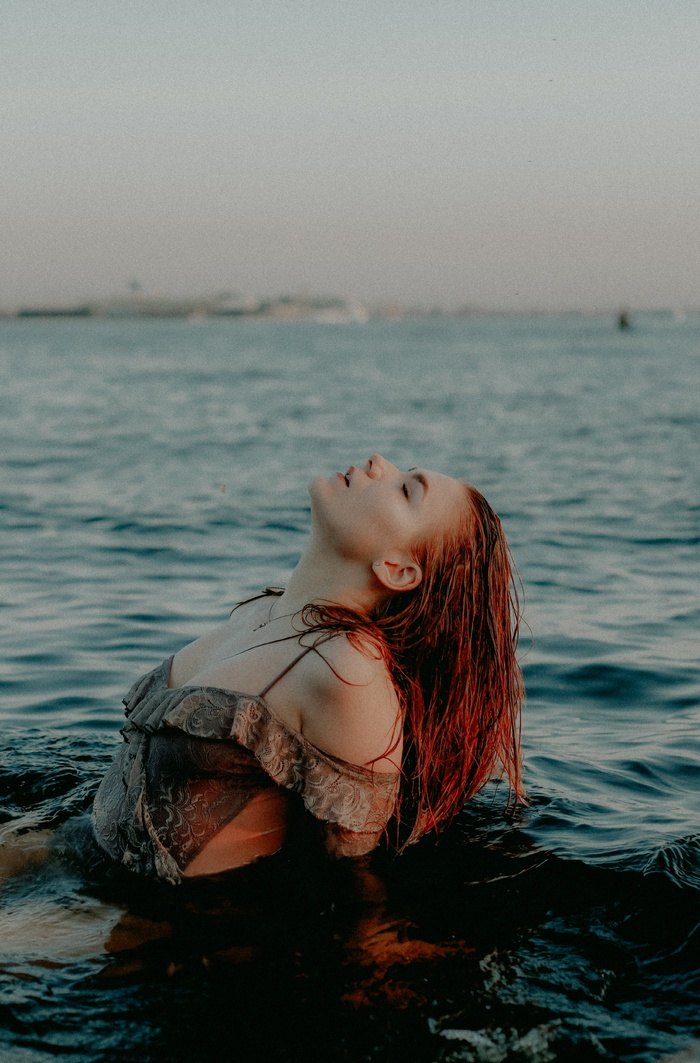 海里游泳的女人的照片