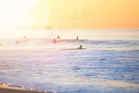 夏天里的冲浪运动