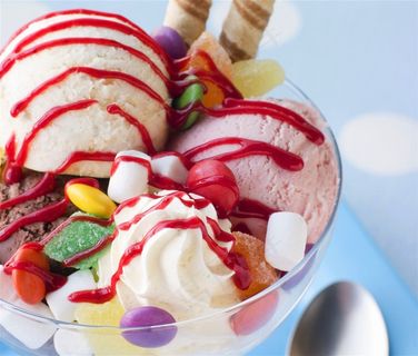 带糖果的冰淇淋