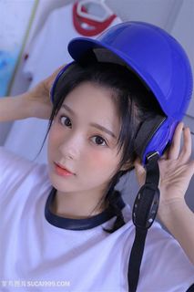 戴着头盔的清纯女生图片