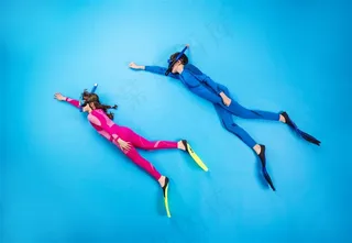 海洋男孩女孩游泳潜水