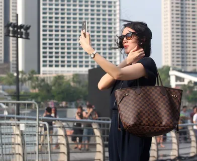 美女街头自拍图片 美女街头自拍图片