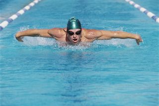 游泳男士泳姿 健身