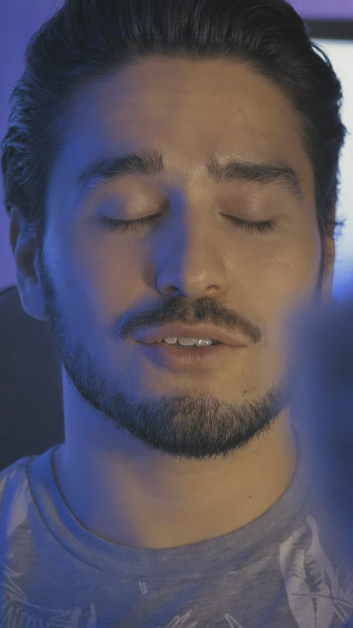 视频博主对着镜头说话的脸