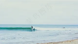 冲浪的男子素材