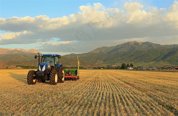 蓝天白云下工作的拖拉机