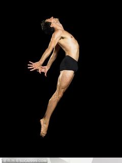 舞蹈肢体动作-双手放到身后抬起下巴跳跃在空中的外国男人