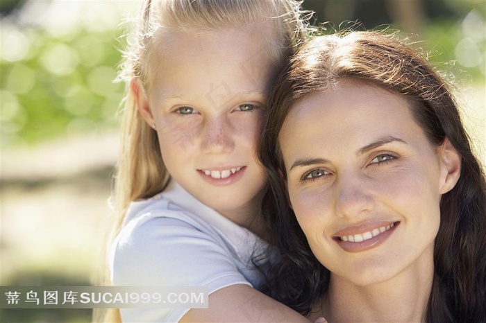 亲子广告元素 女儿抱着妈妈肩膀脸部高清特写