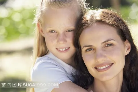 亲子广告元素 女儿抱着妈妈肩膀脸部高清特写