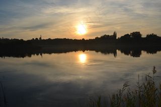 黄昏日落倒影图片