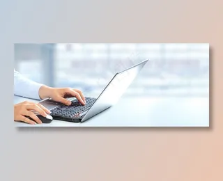 操作笔记本电脑的商务人士高清素材图片