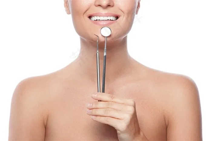 使用牙线的美女高清大图