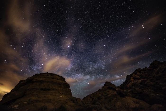 美丽的夜晚星空景色高清图片