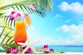 沙滩上的果汁饮料素材图片