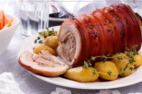 白色瓷盘里的美味烤肉高清图片