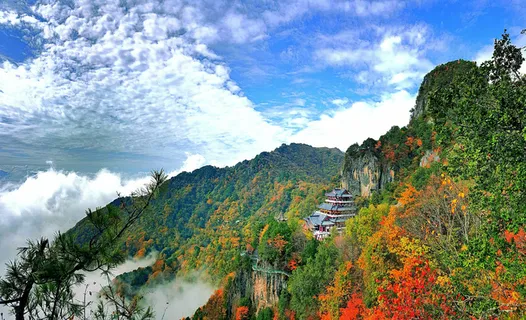 蓝天白云山中庙宇 蓝天白云山中庙宇