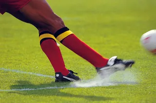 高清踢足球的图片下载