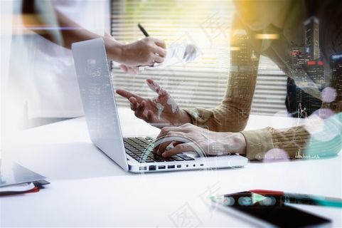 边看电脑边记录的两个职员