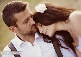 依偎在一起的情侣