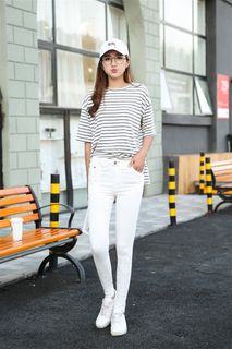 紧身白裤女模特样片