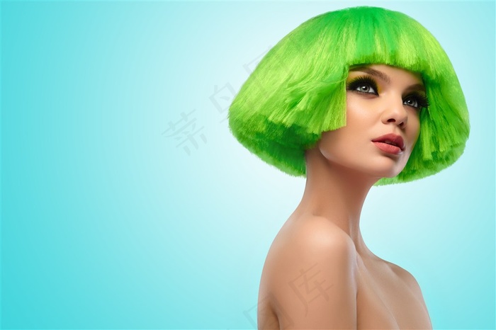 绿色夸张发型美女