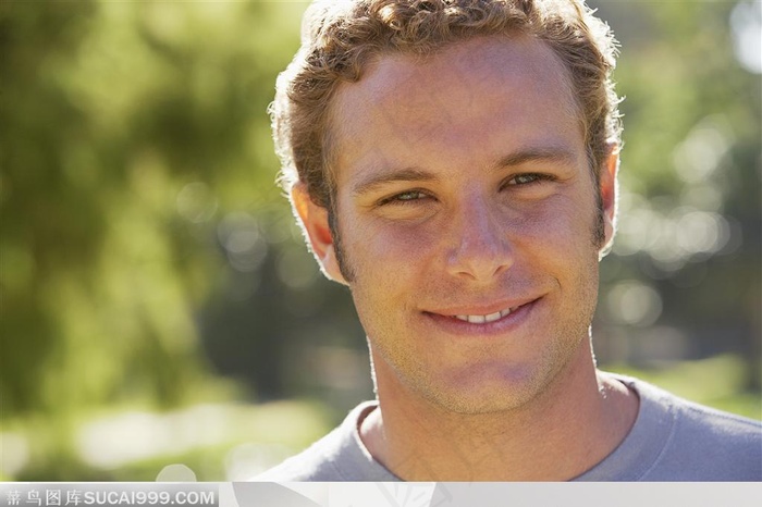 幸福家庭-外国爸爸户外面部特写