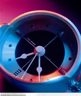 红色灯光下的时钟