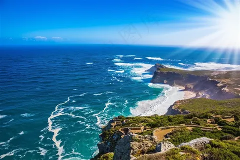 蔚蓝涩天空与海岸风光摄影