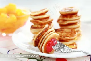 白磁盘上的果酱夹心饼