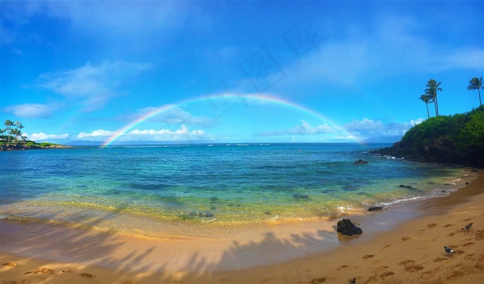一道彩虹架在一望无际的蓝色大海
