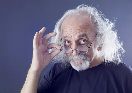 满头银发戴着眼镜的老爷爷高清图片