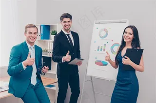 三个同事在演示文件前面面对镜头的高清摄影