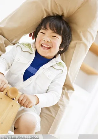 幸福的一家-骑着小木马的男孩和爸爸玩耍