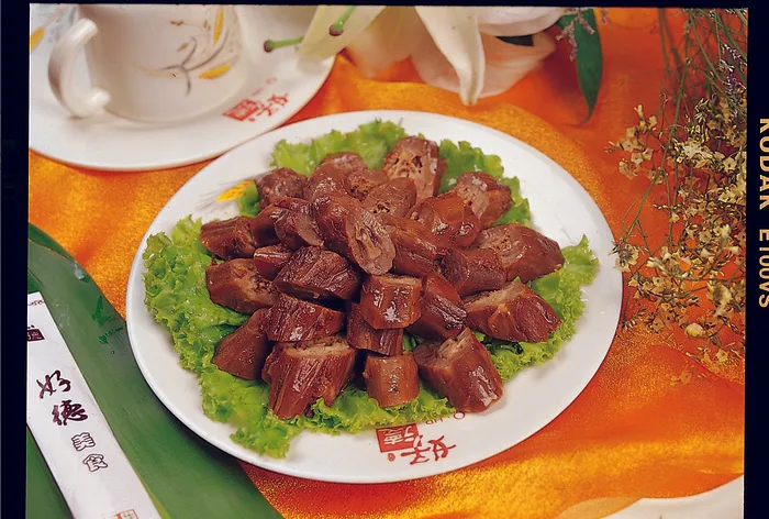 麻辣 鸭脖  。