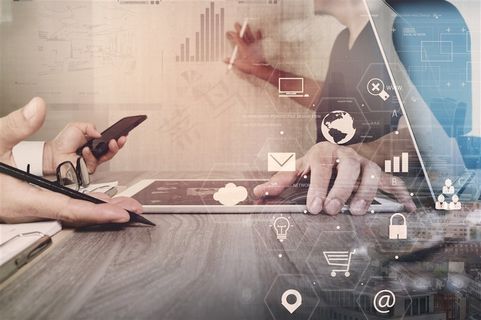 桌子上的平板电脑和讨论数据图表的工作人员高清图片